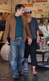 Halle Berry feet photo thumbnail