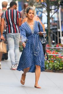 Halle Berry feet photo thumbnail