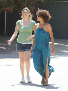Halle Berry feet photo thumbnail