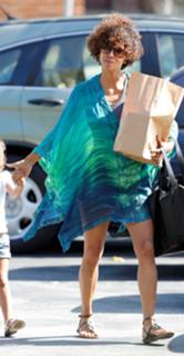 Halle Berry feet photo thumbnail