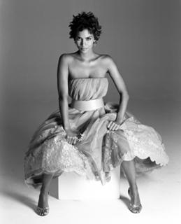 Halle Berry feet photo thumbnail