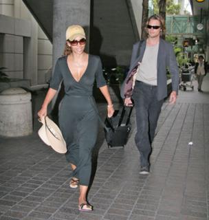 Halle Berry feet photo thumbnail