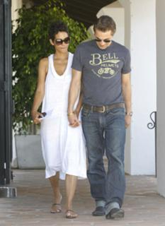 Halle Berry feet photo thumbnail