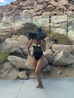 Halle Berry feet photo thumbnail