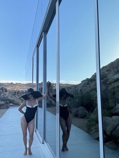 Halle Berry feet photo thumbnail