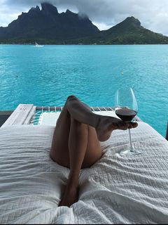 Halle Berry feet photo thumbnail