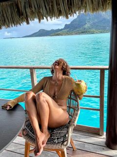 Halle Berry feet photo thumbnail