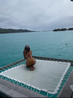 Halle Berry feet photo thumbnail