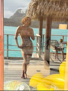 Halle Berry feet photo thumbnail