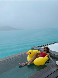 Halle Berry feet photo thumbnail