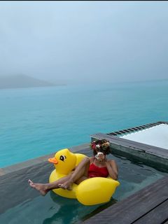 Halle Berry feet photo thumbnail