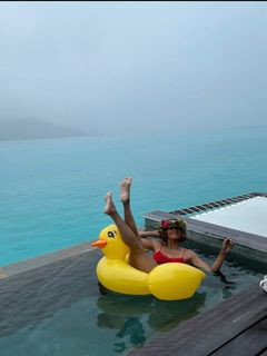 Halle Berry feet photo thumbnail