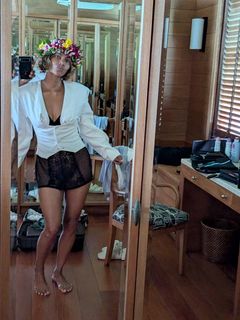 Halle Berry feet photo thumbnail