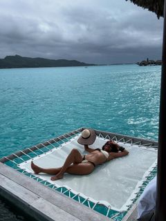 Halle Berry feet photo thumbnail