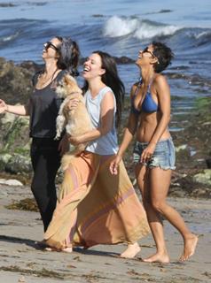 Halle Berry feet photo thumbnail