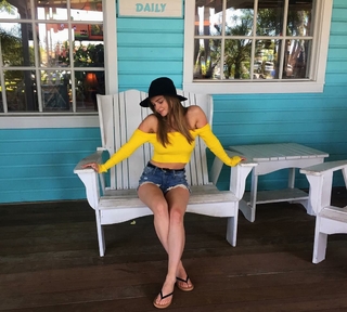Hallea Jones feet photo 1