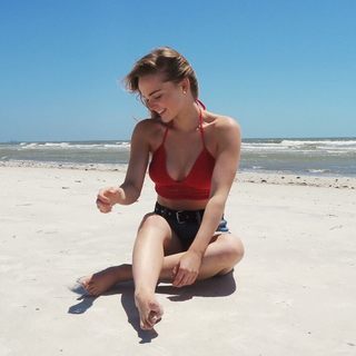 Hallea Jones feet photo 19