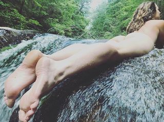Hallee Hirsh feet photo 5