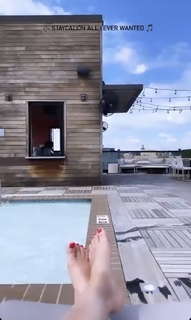 Hallie Jackson feet photo thumbnail