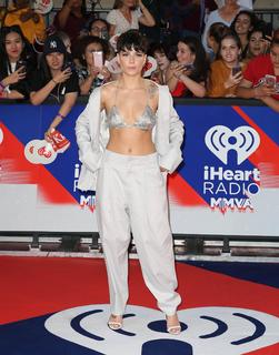 Halsey feet photo thumbnail