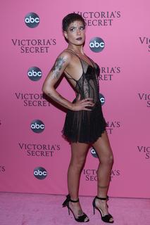 Halsey feet photo thumbnail