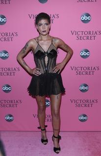 Halsey feet photo thumbnail