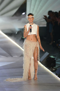 Halsey feet photo thumbnail