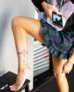 Halsey feet photo thumbnail