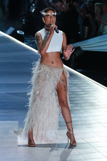 Halsey feet photo thumbnail