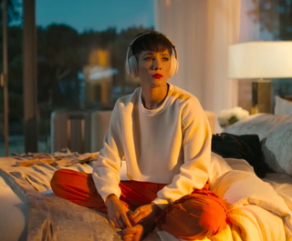 Halsey feet photo thumbnail