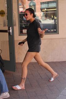 Halsey feet photo thumbnail