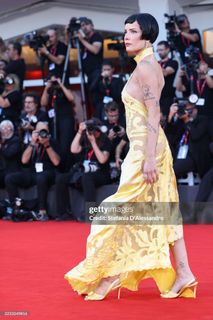 Halsey feet photo thumbnail