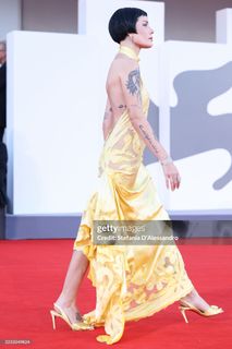 Halsey feet photo thumbnail