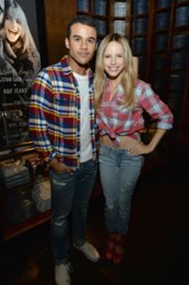 Halston Sage feet photo thumbnail