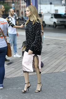 Halston Sage feet photo thumbnail