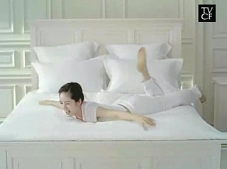 Han Ga-in feet photo 16