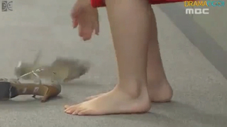 Han Ga-in feet photo 15
