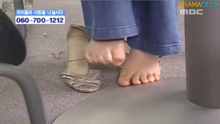 Han Ga-in feet photo 14