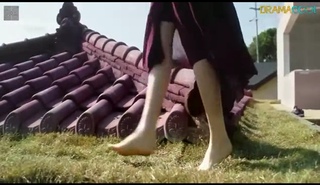 Han Ga-in feet photo 10