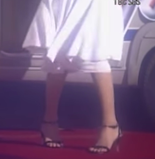 Han Ga-in feet photo 9