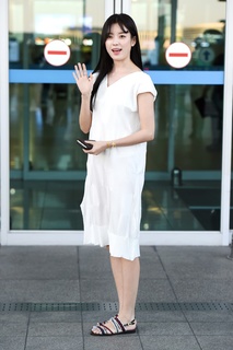 Han Hyo-joo feet photo thumbnail