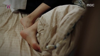 Han Hyo-joo feet photo thumbnail