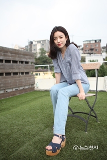 Han Hyo-joo feet photo thumbnail