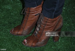 Hana Mae Lee feet photo 14