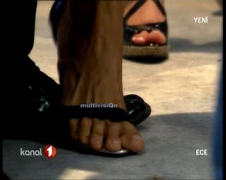 Hande Ataizi feet photo 11