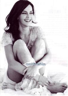 Hande Ataizi feet photo 5
