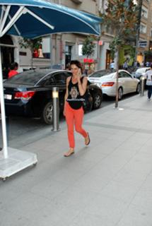 Hande Ataizi feet photo 4