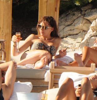 Hande Ataizi feet photo 7