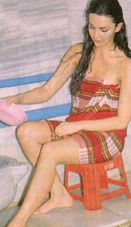 Hande Ataizi feet photo 16