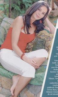 Hande Ataizi feet photo 7